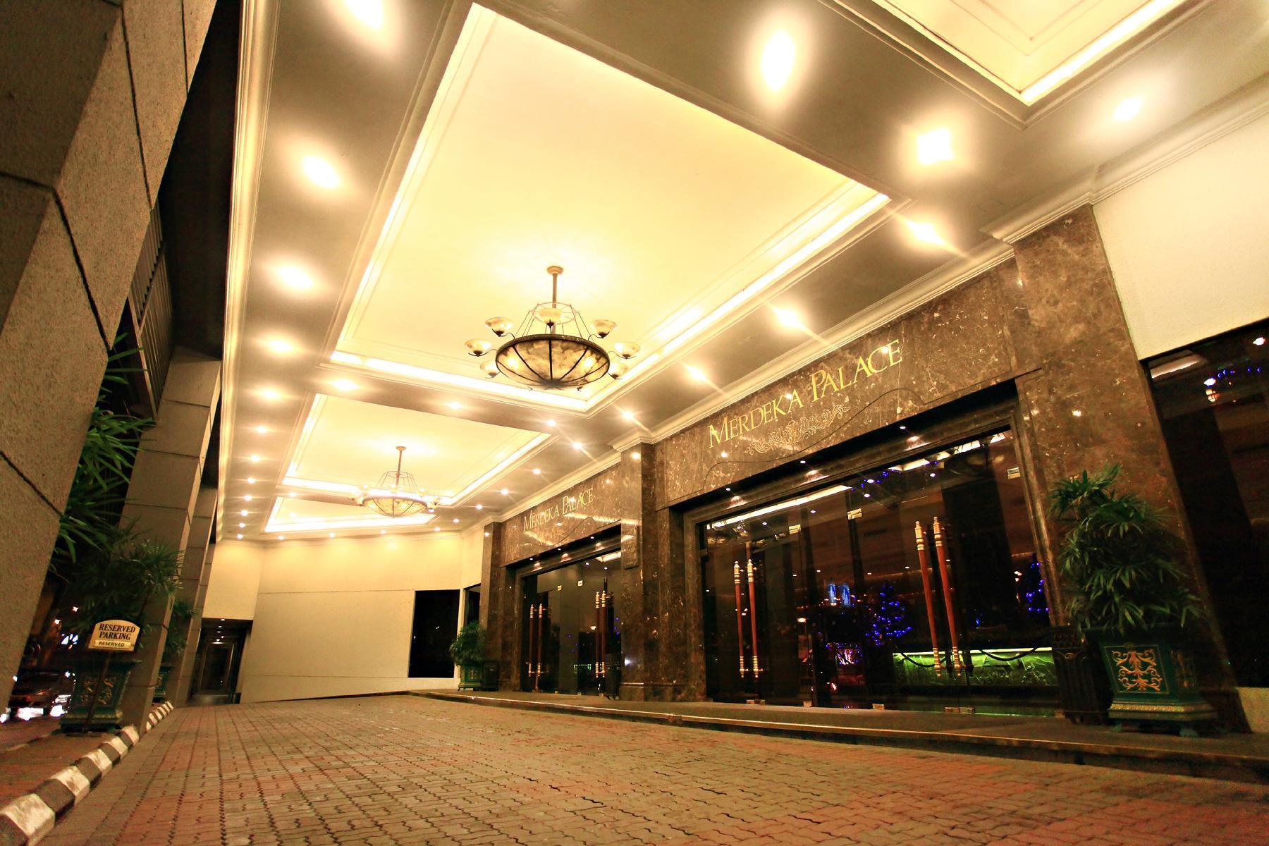 كوشنج ميرديكا بالاس فندق آند سويتس المظهر الخارجي الصورة